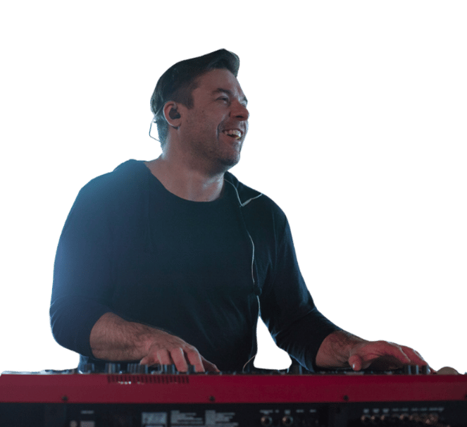 Leandro Rodrigues tocando teclado